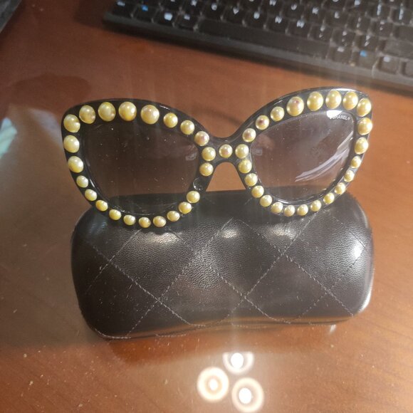 CHANEL pearl Runway  sunglasses New - Picture 1 of 4